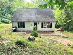 Pre-foreclosure in  GROVE LN Seven Valleys, PA 17360
