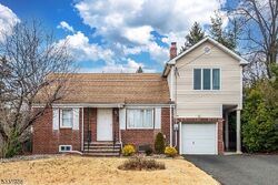 Pre-foreclosure in  TAGGART WAY Saddle Brook, NJ 07663