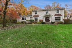 Pre-foreclosure in  FOREST HILL RD Lake Forest, IL 60045