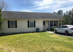 Pre-foreclosure in  GROVE FARM LN Martinsburg, WV 25404
