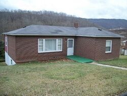  Hillcrest Dr, Bluefield VA