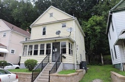 Pre-foreclosure in  ROSALIND CT Akron, OH 44304