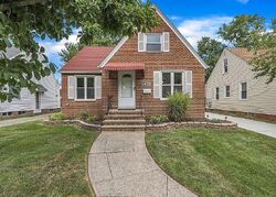 Pre-foreclosure in  SALISBURY DR Cleveland, OH 44129
