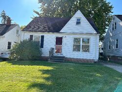 Pre-foreclosure in  MAPLEWOOD AVE Maple Heights, OH 44137