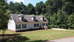Pre-foreclosure in  FOX RUN DR Statesville, NC 28625