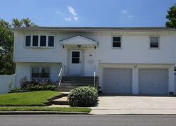 Pre-foreclosure in  WESTMINSTER LN West Islip, NY 11795