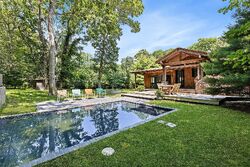 Pre-foreclosure in  MAJORS PATH Southampton, NY 11968