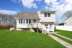 Pre-foreclosure in  PETER PAUL DR West Islip, NY 11795