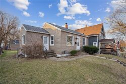 Pre-foreclosure in  E AVE NE Cedar Rapids, IA 52402