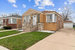 Pre-foreclosure in  S RACINE AVE Riverdale, IL 60827