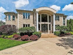 Pre-foreclosure in  TRINITY LN Oak Brook, IL 60523
