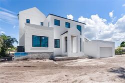 Pre-foreclosure in  CONTENTO ST Sarasota, FL 34242