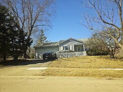 Pre-foreclosure in  W PARKVIEW TER Algonquin, IL 60102