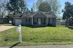  Ellis Dr, Paris TN