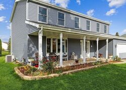 Pre-foreclosure in  WICKER ST Woodstock, IL 60098