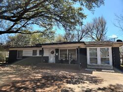 Pre-foreclosure in  KENTWOOD PL Fort Worth, TX 76112