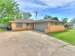 Pre-foreclosure in  OAKSIDE DR Oklahoma City, OK 73160