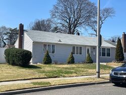 Pre-foreclosure in  GREENWAY BLVD Valley Stream, NY 11580