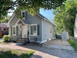 Pre-foreclosure in  PARKWAY DR Saint Paul, MN 55106