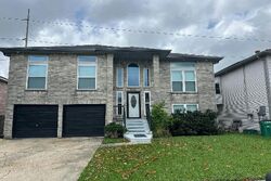 Pre-foreclosure in  SOUTHWOOD DR Gretna, LA 70056