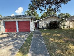 Pre-foreclosure in  WESTMEADE DR Gretna, LA 70056