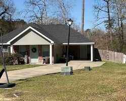 Pre-foreclosure in  S PARK CIR Ponchatoula, LA 70454