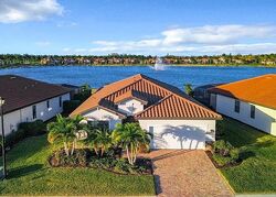 Pre-foreclosure in  SANTIAGO CIR Naples, FL 34113