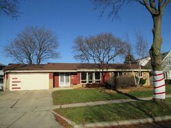 Pre-foreclosure in  S 87TH CT Milwaukee, WI 53227