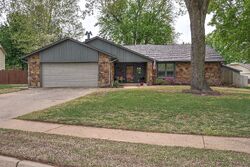 Pre-foreclosure in  W BATON ROUGE CIR Broken Arrow, OK 74011