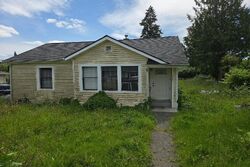 Pre-foreclosure in  D ST Bremerton, WA 98312