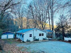 Pre-foreclosure Listing in ARWOOD HILL RD HAMPTON, TN 37658