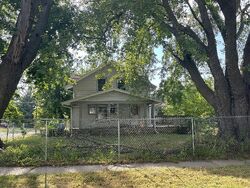 Pre-foreclosure in  E 5TH ST N Newton, IA 50208
