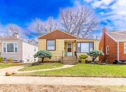 Pre-foreclosure in  GROVE AVE Berwyn, IL 60402