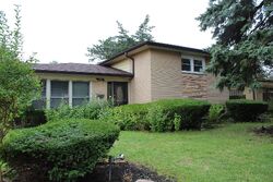 Pre-foreclosure in  OVERHILL AVE Morton Grove, IL 60053