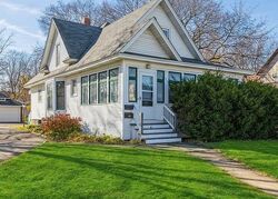 Pre-foreclosure in  WASHINGTON ST Woodstock, IL 60098