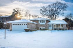 Pre-foreclosure in  N CAPRI DR Palatine, IL 60074