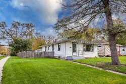 Pre-foreclosure in  N FAIRLAWN AVE Mundelein, IL 60060