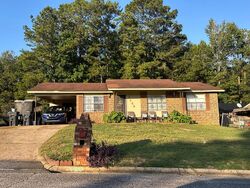 Pre-foreclosure in  LOCKHART CIR Phenix City, AL 36869