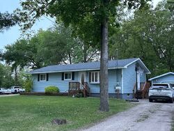 Pre-foreclosure in  BERLIN ST Waupaca, WI 54981