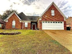 Pre-foreclosure in  WOLFCHASE FARMS PKWY Arlington, TN 38002