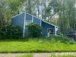 Pre-foreclosure in  CREE AVE Akron, OH 44305