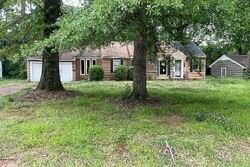 Pre-foreclosure in  OAKHILL DR Jackson, MS 39206
