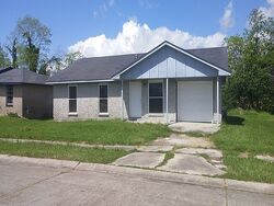 Pre-foreclosure in  CARVER DR Marrero, LA 70072