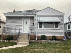 Pre-foreclosure in  GROVER AVE Hammond, IN 46327