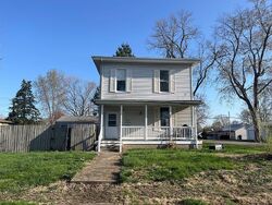 Pre-foreclosure in  3RD ST Lincoln, IL 62656