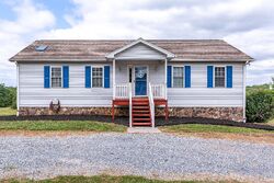  Hickory Cove Ln, Moneta VA