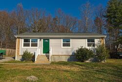Pre-foreclosure in  BEAVER BROOK DR Salem, VA 24153
