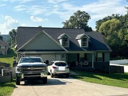 Pre-foreclosure in  BREEZEWOOD CIR Clinton, TN 37716