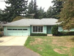 Pre-foreclosure in  SE 135TH AVE Portland, OR 97236
