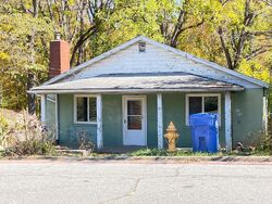 Pre-foreclosure in  ARGYLE LN Asheville, NC 28806